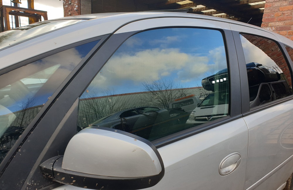 Vauxhall Meriva Design 16V Door window glass passenger side front